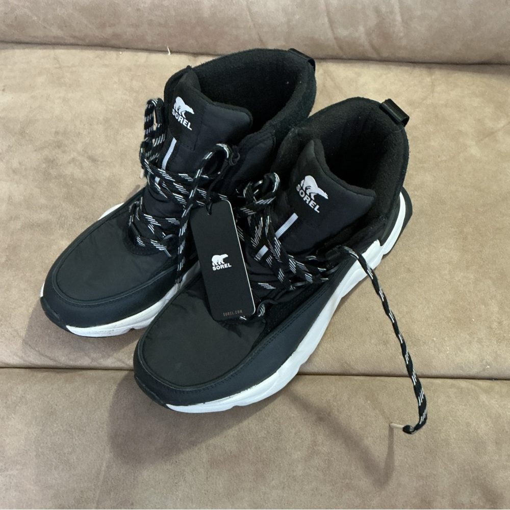 Sorel Women's Kinetic RNEGD Sport boots in black with white soles NWT  Size 9.5